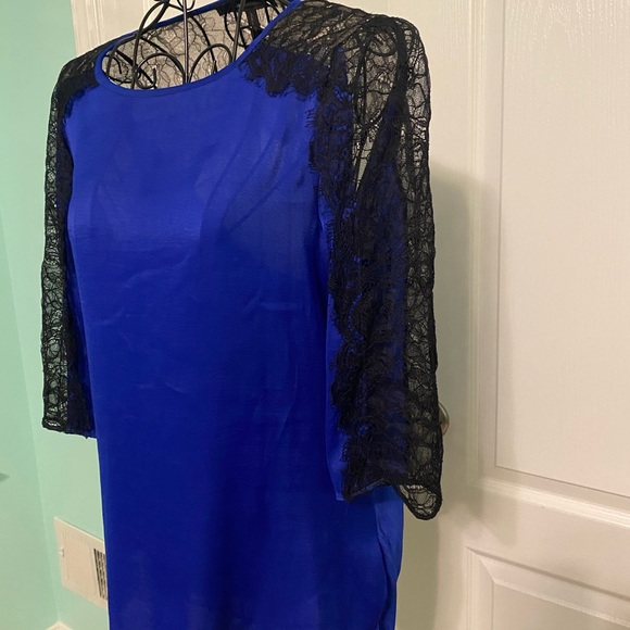 Great condition-Bcbgmaxazaria ADDY lace top.. - Picture 2 of 6